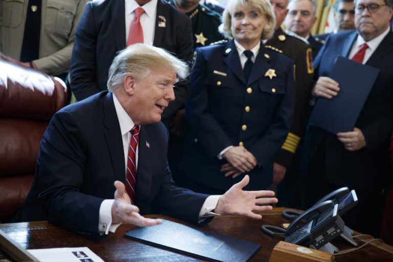 TRUMP UTILIZOU VETO PARA FINANCIAR MURO NA FRONTEIRA COM O MÉXICO
