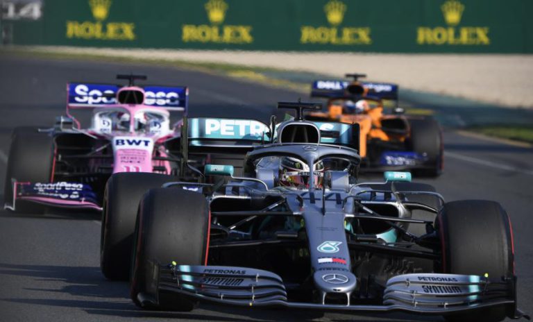 LEWIS HAMILTON CONQUISTA POLE NA AUSTRÁLIA E IGUALA RECORDE DE SCHUMACHER E SENNA