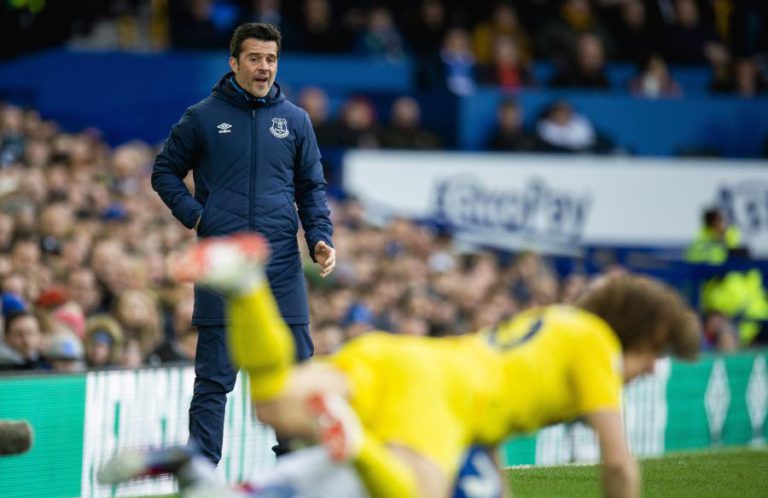 MARCO SILVA SURPREENDE CHELSEA, QUE FALHA ‘ASSALTO’ AO QUARTO LUGAR EM INGLATERRA