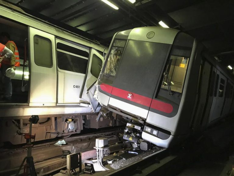 DOIS FERIDOS E METRO SUSPENSO APÓS COLISÃO DE DOIS COMBOIOS EM HONG KONG