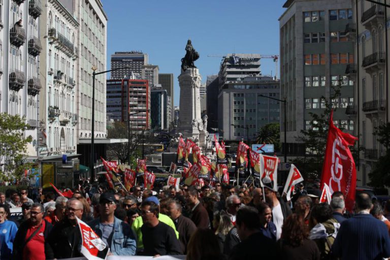 CERCA DE MIL TRABALHADORES DAS AUTARQUIAS PROTESTAM EM LISBOA POR MELHORES CONDIÇÕES