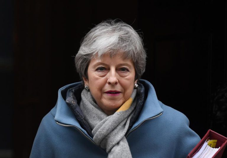 MAY TELEFONOU A JUNCKER PARA SABER COMO ABORDAR CONSELHO EUROPEU SOBRE BREXIT