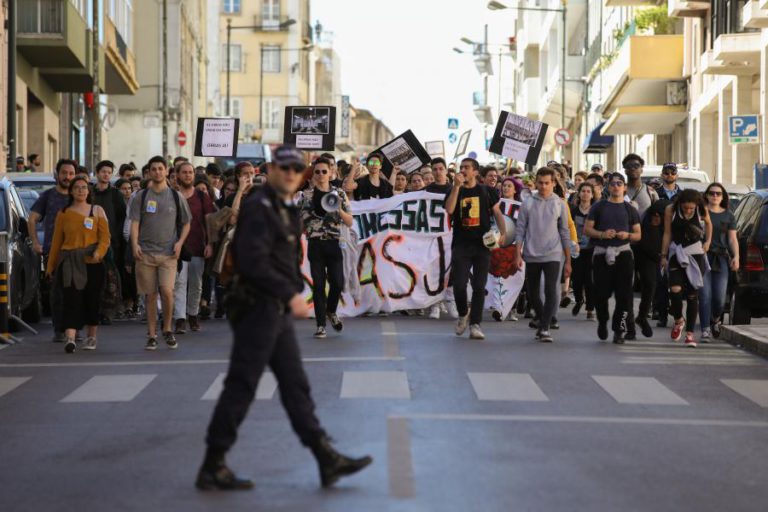 CERCA DE 300 ALUNOS MANIFESTAM-SE EM LISBOA POR MELHORES CONDIÇÕES NAS ESCOLAS