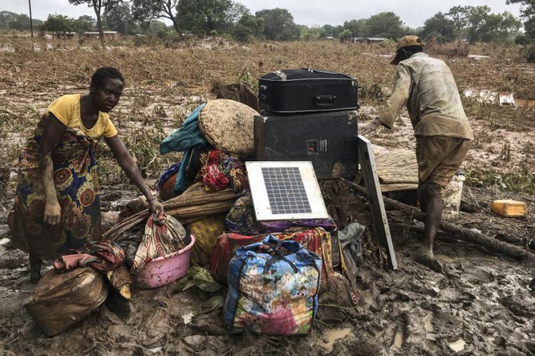 “QUEREMOS COMIDA”, GRITAM CENTENAS NA CIDADE DA BEIRA APÓS CICLONE QUE ATINGIU MOÇAMBIQUE
