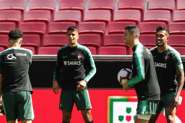 PORTUGAL, COM RONALDO DE REGRESSO, INICIA DEFESA DO TÍTULO EUROPEU