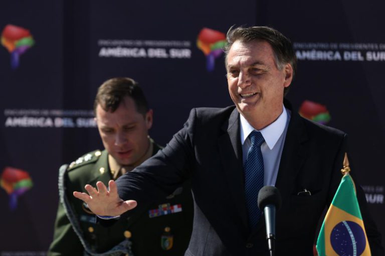 BOLSONARO MINIMIZA MANIFESTAÇÕES DE REPÚDIO NO CHILE E DEFENDE O EX-DITADOR PINOCHET