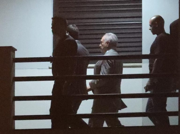 EX-PRESIDENTE BRASILEIRO EM SILÊNCIO DURANTE INTERROGATÓRIO POLICIAL