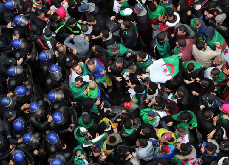 MANIFESTANTES CONTRA BOUTEFLIKA EM MASSA NAS RUAS DA CAPITAL DA ARGÉLIA