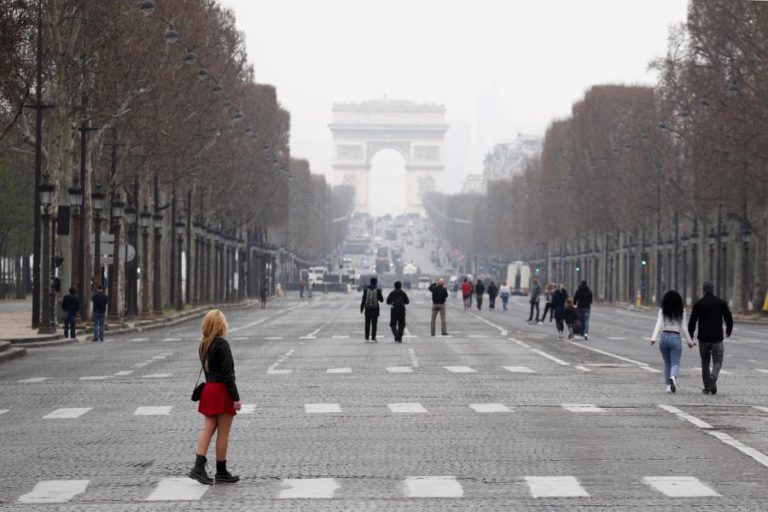 “COLETES AMARELOS” PASSAM DESPERCEBIDOS EM PARIS FORA DOS CAMPOS ELÍSIOS