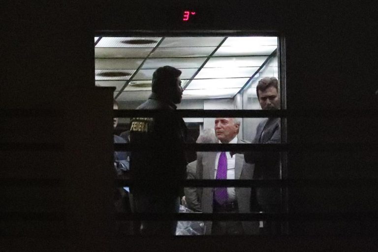 EX-PRESIDENTE BRASILEIRO DEIXA INSTALAÇÕES DA POLÍCIA APÓS SER LIBERTADO