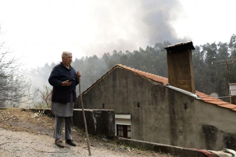 INCÊNDIO EM AZEMÉIS COM QUATRO FRENTES ATIVAS MOBILIZA 286 OPERACIONAIS