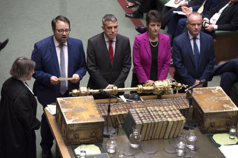 PARLAMENTO BRITÂNICO APROVA ALTERAÇÃO DA SAÍDA PARA 12 ABRIL OU 22 MAIO