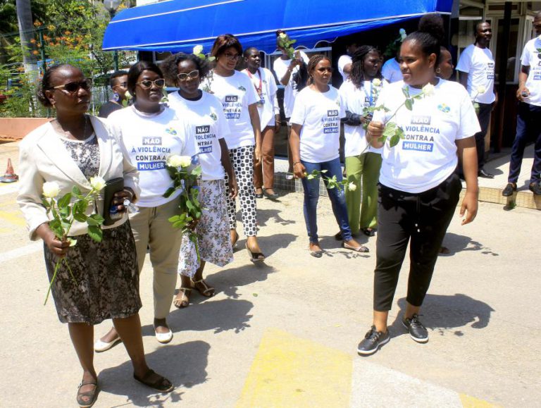 MAIS DE 80% DAS RÁDIOS E TELEVISÕES EM ANGOLA PARARAM UM MINUTO PELAS VÍTIMAS DA VIOLÊNCIA DOMÉSTICA