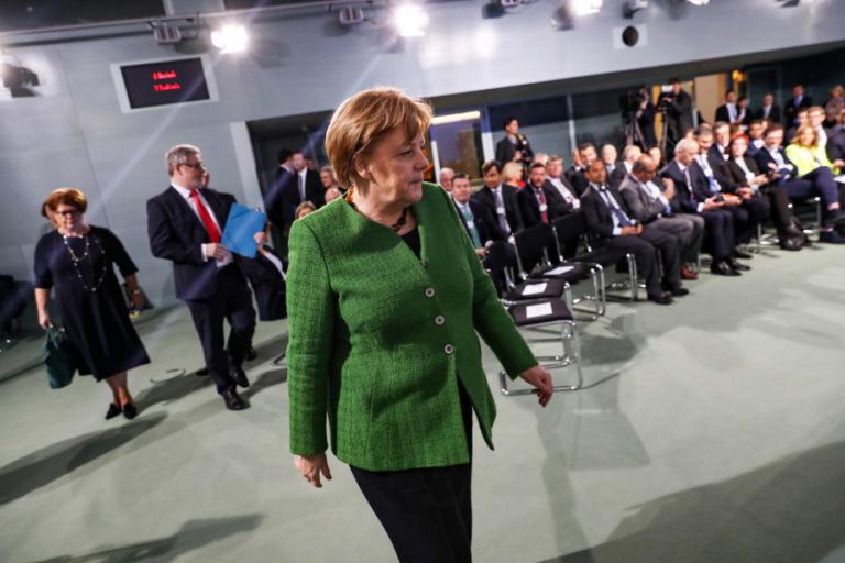 LADO TRÁGICO DA GOVERNAÇÃO DE MERKEL SOBE A PALCO EM BREMEN, ALEMANHA