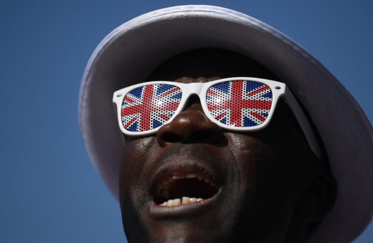 CENTENAS DE PESSOAS MANIFESTAM-SE NA FRONTEIRA ENTRE AS DUAS IRLANDAS CONTRA SAÍDA DA UE