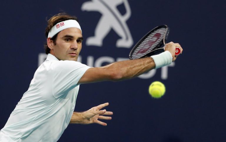 ROGER FEDERER JUNTA-SE A JOHN ISNER NA FINAL DO MASTERS 1.000 DE MIAMI