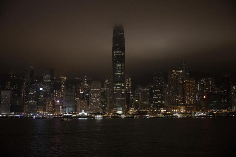 MEIO MILHAR MANIFESTA-SE EM HONG KONG CONTRA ALTERAÇÕES ÀS LEIS DE EXTRADIÇÃO