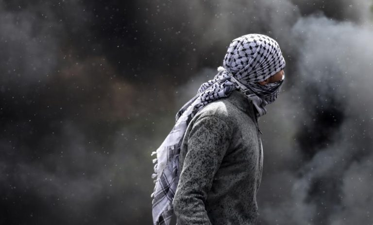 TRINTA E TRÊS PALESTINIANOS FERIDOS DURANTE PROTESTOS NA FRONTEIRA COM ISRAEL