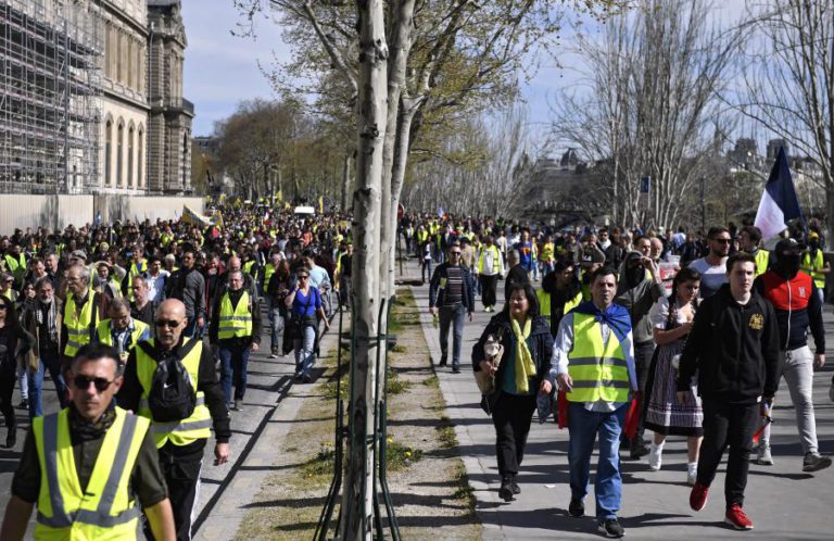 ALGUNS MILHARES DE “COLETES AMARELOS” MANIFESTAM-SE POR TODA A FRANÇA