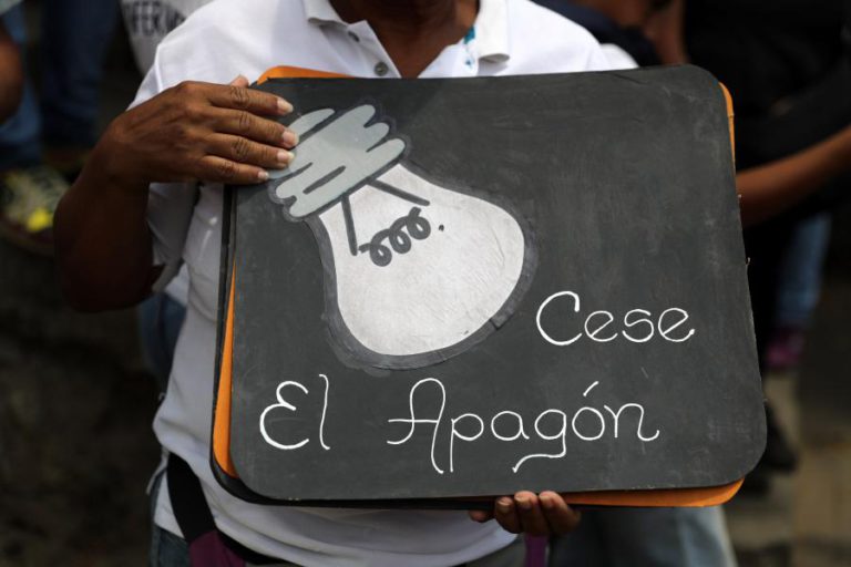 GOVERNO VENEZUELANO DISPERSA MANIFESTANTES EM CARACAS COM GÁS LACRIMOGÉNEO