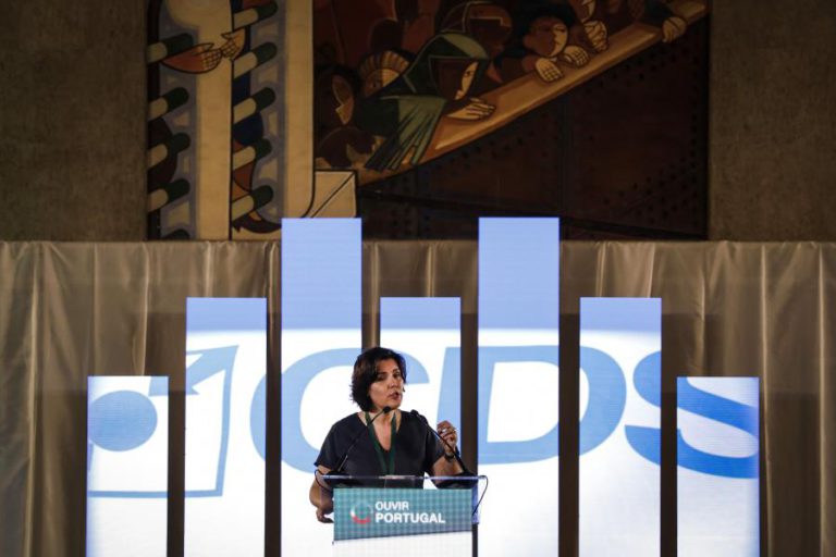 CRISTAS ACUSA PS DE USAR ESTADO COMO UMA “GRANDE CASA PARA ACOMODAR A FAMÍLIA”