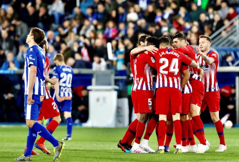 ATLÉTICO GOLEIA ALAVÉS E CONTINUA A 10 PONTOS DO LÍDER FC BARCELONA