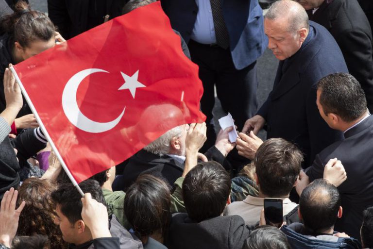 DOIS MEMBROS DE PARTIDO DA OPOSIÇÃO MORTOS EM DIA DE ELEIÇÕES MUNICIPAIS NA TURQUIA