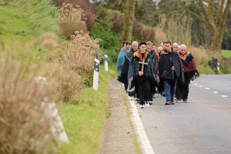 ROMEIROS CUMPREM TRADIÇÃO ALIMENTADOS PELA FÉ