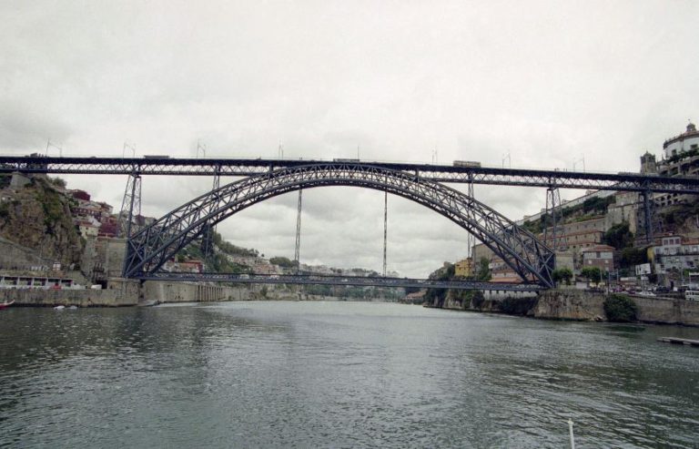 AUTORIDADES RETIRAM CADÁVER DE UM HOMEM DO RIO DOURO NO PORTO