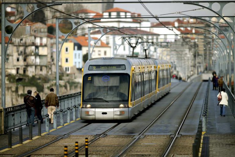 PRÁTICA DE “TRAIN SURFING” CAUSA QUATRO FERIDOS EM ACIDENTE DO METRO EM GONDOMAR