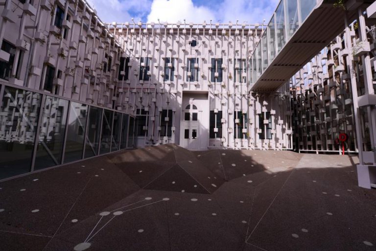 MARIANA TENGNER BARROS EXPLORA CULTURA ESPÍRITA EM PERFORMANCE INTIMISTA EM BRAGA