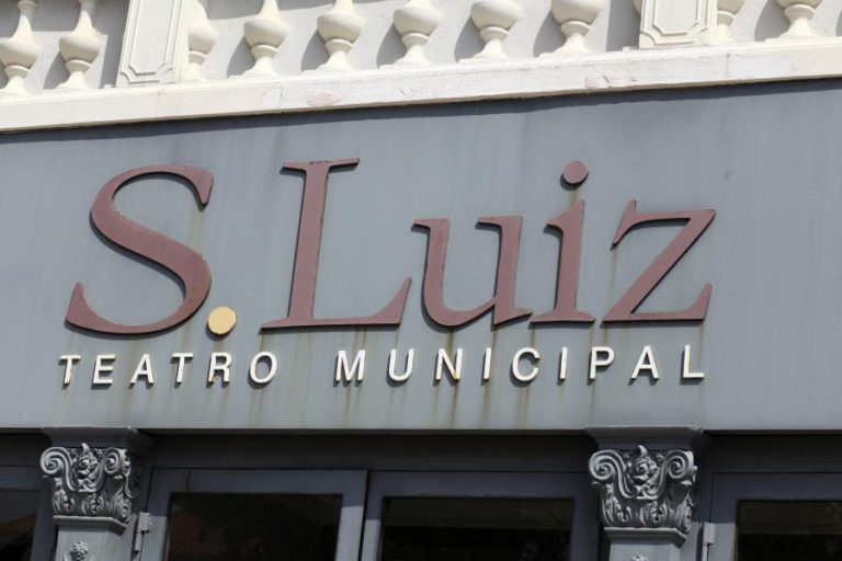 “OCUPAÇÃO” LEMBRA O PESO DA PIDE E DA DITADURA NA VIDA E NA HISTÓRIA DO TEATRO S. LUIZ