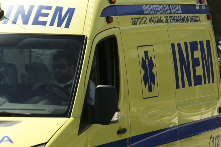 ACIDENTE ENTRE ELÉTRICO E AUTOCARRO NA BAIXA DE LISBOA CAUSA CINCO FERIDOS