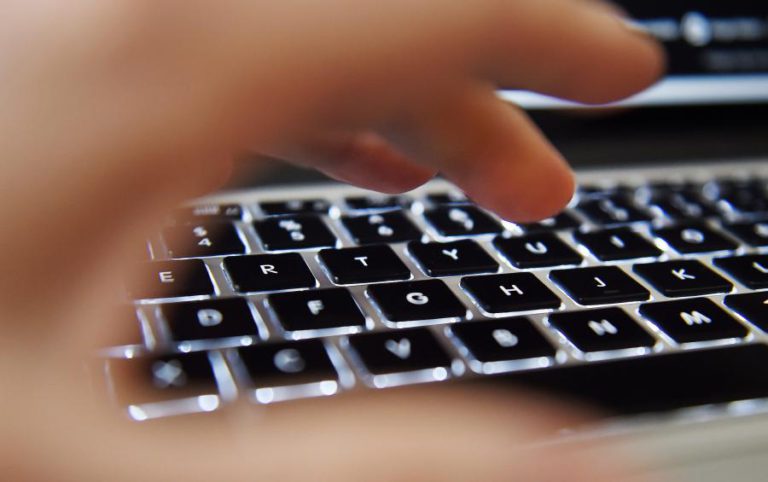 RÚSSIA APROVA LEI PARA ISOLAR E CONTROLAR A INTERNET NO PAÍS