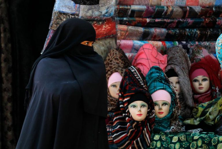 IRANIANA CONDENADA A UM ANO DE PRISÃO POR PROTESTAR CONTRA O USO DO VÉU ISLÂMICO