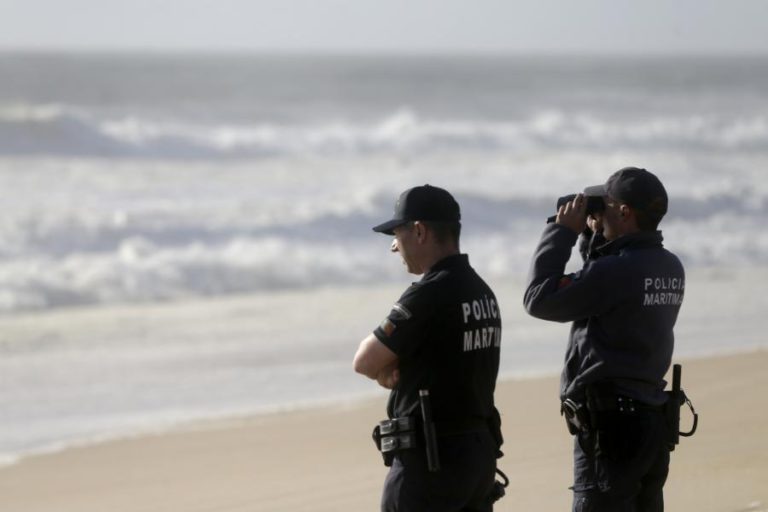 BANHISTA RESGATADO DO MAR EM PRAIA ALGARVIA LEVADO PARA HOSPITAL EM ESTADO GRAVE