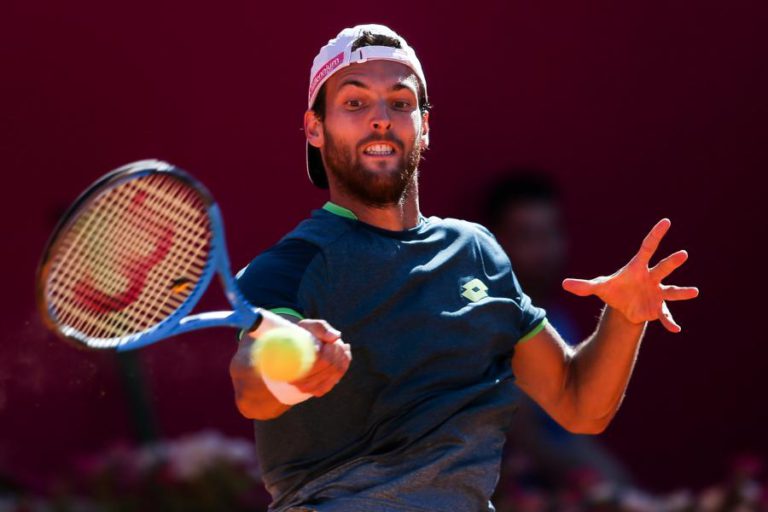 JOÃO SOUSA INICIA DEFESA DO TÍTULO COM VITÓRIA ANTE ALEXEI POPYRIN NO ESTORIL OPEN