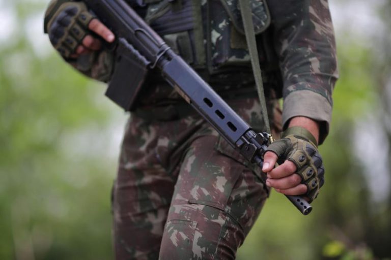 EXÉRCITO ANUNCIA DETENÇÃO DE DEZ MILITARES ENVOLVIDOS EM DISPAROS A CARRO DE FAMÍLIA