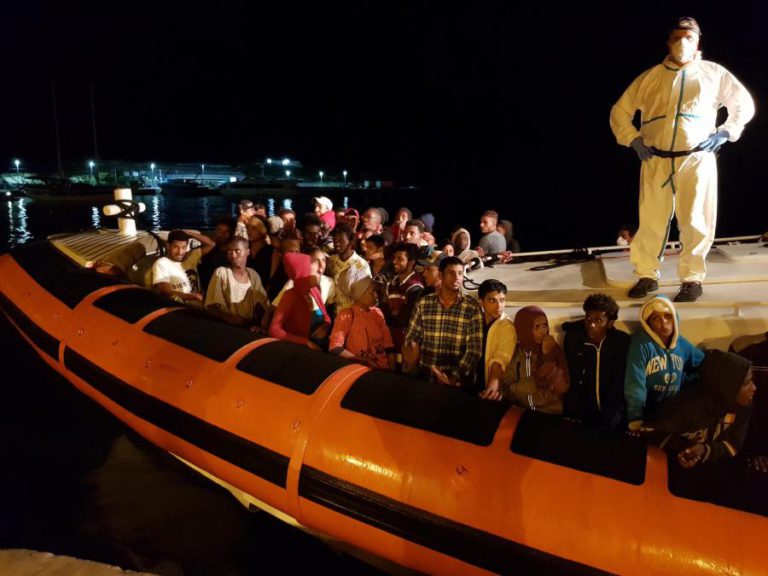 LÍBIA: BRUXELAS RECOMENDA A ITÁLIA QUE ABORDE FLUXOS MIGRATÓRIOS COM ESTADOS-MEMBROS