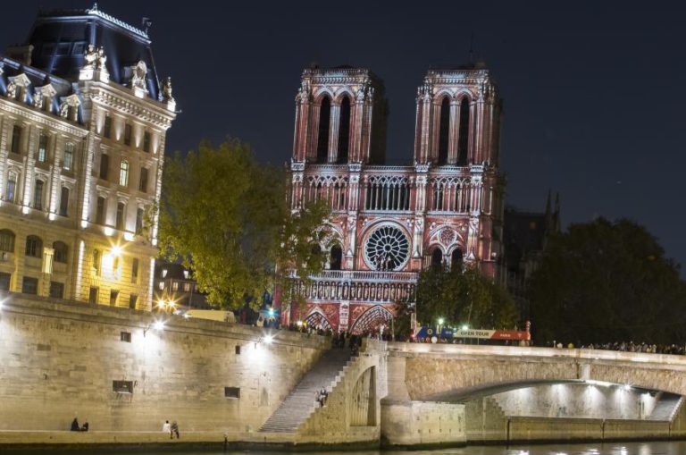 INCÊNDIO ATINGE CATEDRAL DE NOTRE-DAME EM PARIS