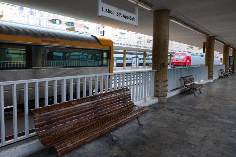 TRABALHADORES DAS BILHETEIRAS DE SANTA APOLÓNIA E ORIENTE EM GREVE NA TERÇA-FEIRA