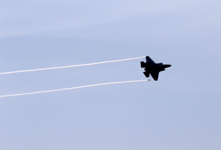 CAÇA DA FORÇA AÉREA JAPONESA DESPENHA-SE NO OCEANO PACÍFICO