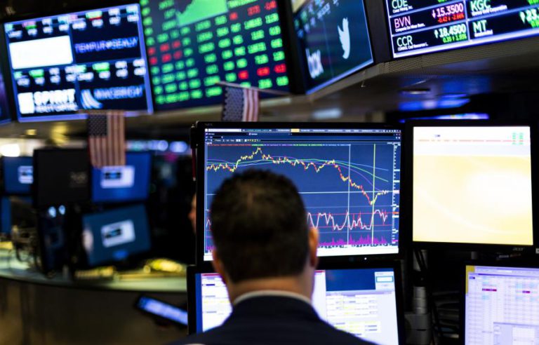 WALL STREET RENOVA RECORDES NO ARRANQUE DE SEMANA RICA NA DIVULGAÇÃO DE DADOS