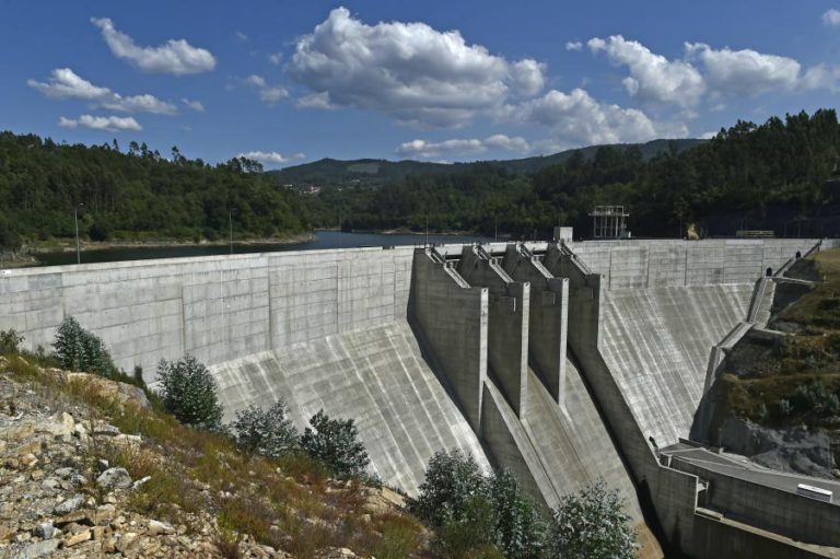 OPA/EDP: OFERTA DOS CHINESES CAI QUASE UM ANO DEPOIS COM CHUMBO DOS ACIONISTAS