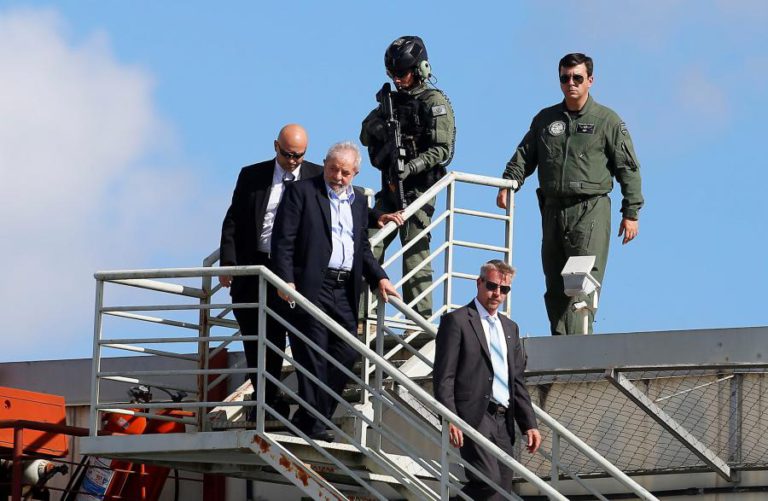 LULA DA SILVA DIZ QUE POLÍCIA TENTA IMPOR PRESENÇA DE OUTROS JORNALISTAS EM ENTREVISTAS EXCLUSIVAS