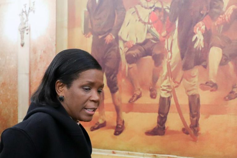 MINISTRA DA JUSTIÇA DIZ QUE POVO ANGOLANO ESTÁ EXPECTANTE COM MUDANÇAS POLÍTICAS