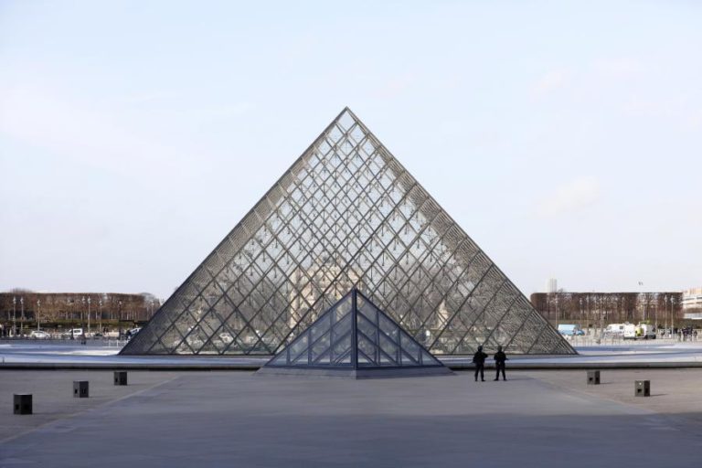 LOUVRE ASSOCIA-SE À AIRBNB E OFERECE UMA NOITE PARA CASAL NO MAIOR MUSEU DO MUNDO