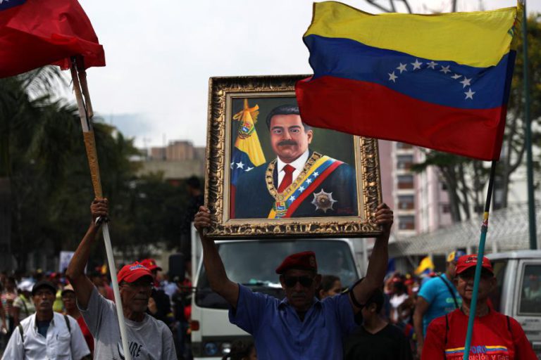 NICOLÁS MADURO EXPULSA 13 OFICIAIS DAS FORÇAS ARMADAS VENEZUELANAS E ACUSA-OS DE TRAIÇÃO À PÁTRIA