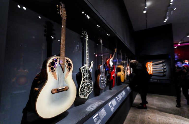 INSTRUMENTOS EMBLEMÁTICOS DE ROCK & ROLL JUNTOS NUMA EXPOSIÇÃO NO MET DE NOVA IORQUE