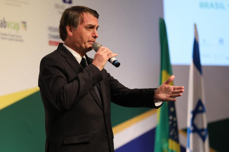 BOLSONARO ANUNCIA 13.º SALÁRIO PARA PROGRAMA ESTATAL DE APOIO A FAMÍLIAS CARENCIADAS